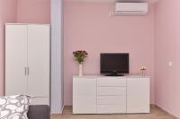 Televízia a/alebo spoločenská miestnosť v ubytovaní Studio Apartment Deluxe
