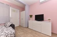 Televízia a/alebo spoločenská miestnosť v ubytovaní Studio Apartment Deluxe