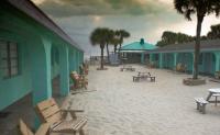 un grupo de mesas y bancos junto a un edificio en Sea Vista Motel, en New Smyrna Beach