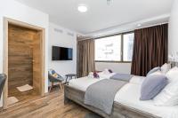 Televízia a/alebo spoločenská miestnosť v ubytovaní Apinelo Tower Rooms
