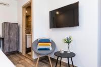 Televízia a/alebo spoločenská miestnosť v ubytovaní Apinelo Tower Rooms