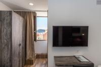 Televízia a/alebo spoločenská miestnosť v ubytovaní Apinelo Tower Rooms