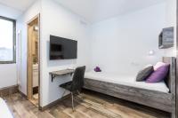 Televízia a/alebo spoločenská miestnosť v ubytovaní Apinelo Tower Rooms