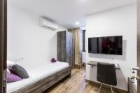 Televízia a/alebo spoločenská miestnosť v ubytovaní Apinelo Tower Rooms