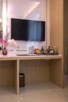TV a/nebo společenská místnost v ubytování Elegant Airport Hotel