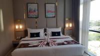 Postel nebo postele na pokoji v ubytování Elegant Airport Hotel
