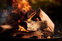 Ein Feuer in einem Topf mit einem Haufen Holz in der Unterkunft Comwell Borupgaard in Snekkersten