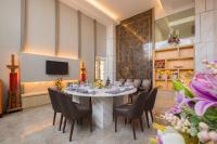 TV a/nebo společenská místnost v ubytování Elegant Airport Hotel