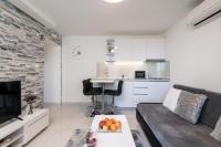 Kuchyňa alebo kuchynka v ubytovaní S & V Deluxe Apartments