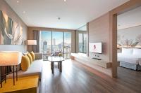 TV a/nebo společenská místnost v ubytování Sivatel Bangkok Hotel