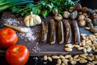 ein hölzernes Schneidebrett, belegt mit verschiedenen Gemüsesorten in der Unterkunft The Brudenell in Aldeburgh