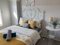 Postel nebo postele na pokoji v ubytování Eskdaill Place Apartment