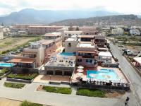 una vista aérea de un edificio con piscina en Koutrakis Suites by Estia, en Sissi