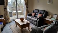una sala de estar con un sofá y una mesa en Apartment 4 Pheonix Flats, en Portree