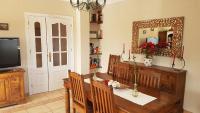 A television and/or entertainment centre at CASA RURAL EL SAUCE. A 2,5 KM DE CUENCA CAPITAL