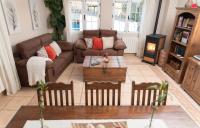A seating area at CASA RURAL EL SAUCE. A 2,5 KM DE CUENCA CAPITAL