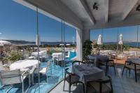 バージャ・サルディニアにあるホテル グランド ルレ デイ ヌラーギの海の見えるレストラン