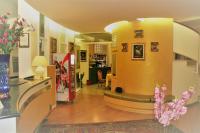 Hol lub recepcja w obiekcie Hotel Kristall