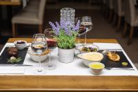 Jídlo v hotelu nebo okolí