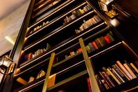 ホテルにある図書室