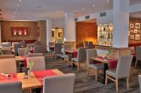 Un restaurante con mesas y sillas y un bar. en Hotel Waldeck mit Restaurant "Florian'S", en Feldberg