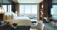 Four Seasons Hotel Kuwait at Burj Alshayaにあるベッド