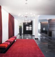 um átrio com um tapete vermelho e um lustre em Mövenpick Hotel Stuttgart Airport em Estugarda