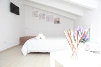 A bed or beds in a room at Rosy House - Hospitality