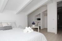 A bed or beds in a room at Rosy House - Hospitality