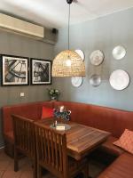 Un comedor con una mesa y un sofá. en Resort-Restaurant Stilec, en Kamenný Újezd