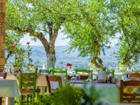 een gedekte tafel voor een maaltijd met bomen op de achtergrond bij Hotel Europa Olympia in Olympia