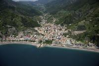 Una vista aérea de un pueblo junto a un cuerpo de agua. en Casa Vacanze Maiori, en Maiori