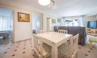 TV a/nebo společenská místnost v ubytování TarracoHomes, Apartamento Rosa Salou con Terraza y Vistas a la Playa
