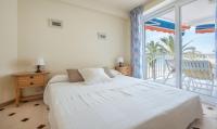 Postel nebo postele na pokoji v ubytování TarracoHomes, Apartamento Rosa Salou con Terraza y Vistas a la Playa