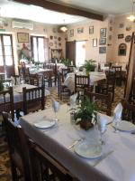 Un comedor con mesas y sillas con manteles blancos. en Nasilvana Hotel & Spa Adults Only, en Benimantell