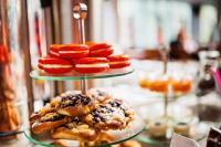 eine Ausstellung von Donuts und anderen Backwaren auf drei Ebenen in der Unterkunft Don Prestige Residence in Posen