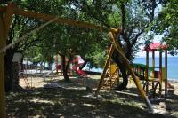 Plac zabaw dla dzieci w obiekcie Mobile Homes Camp Klenovica