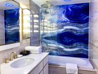 La salle de bains est pourvue d&#39;un lavabo et d&#39;une douche bleue. dans l&#39;établissement Hotel Zurich Istanbul Old City, à Istanbul