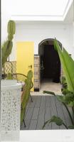 A garden outside Bohórquez Rooms by Ático73