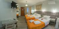 Postel nebo postele na pokoji v ubytování Aklidi Hotel