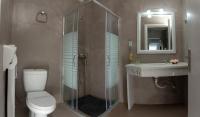 Koupelna v ubytování Aklidi Hotel