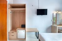 A television and/or entertainment centre at Hotel Aggelos Kefalonia