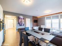 Televízia a/alebo spoločenská miestnosť v ubytovaní Apartament Wakacyjny z tarasem