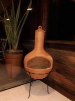 een houten toilet naast een potplant bij Casa no Céu in Petrópolis