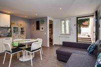 una sala de estar con un sofá y una mesa en Alex&#39;s House Fregene, en Fregene