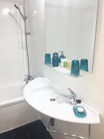 A bathroom at Apartamentos Albertos