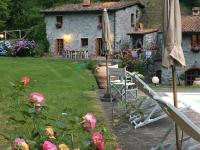 A garden outside Relax totale nel Bosco Lucca