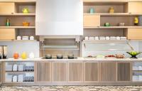 eine Küche mit einer Theke mit Essen darauf in der Unterkunft Hyatt Place Sandestin at Grand Blvd in Destin