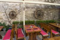 Una mesa y sillas en un restaurante con una rueda. en Aspalathos Residence, en Split