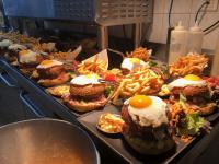 ル・モネティエ・レ・バンにあるLautaret Lodge & Spaのテーブルの上にはサンドイッチとフライドポテトがたくさん